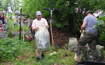 Wiosenna akcja sprzątania starego cmentarza w Lipinkach