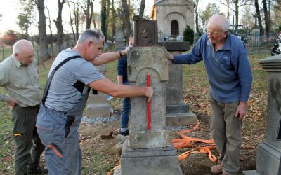 Kamienne nagrobki na starym cmentarzu w Lipinkach znów stoją!