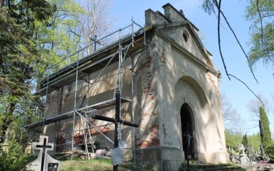 Trwa remont dachu Kaplicy Straszewskich na starym cmentarzu w Lipinkach