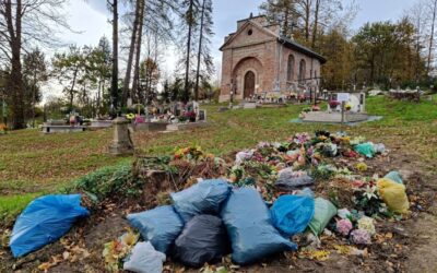 W Dzień Zaduszny mieszkańcy Lipinek złożyli datki na porządkowanie starego cmentarza